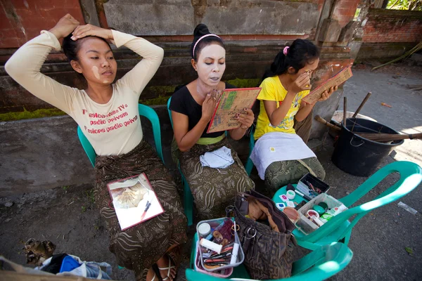 BALI, INDONESIA  APRIL 9: Balinese girls preparing for a classic national Balinese dance formal wear on April 9, 2012 on Bali, Indonesia. formal wear is very popular cultural show on Bali. — Zdjęcie stockowe